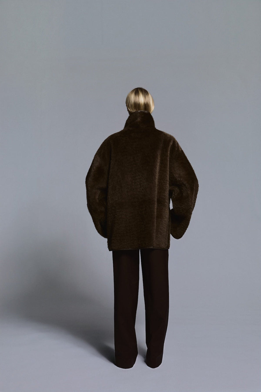 Hawk Jacket Midi Cacao - modellbilde helfigur bak