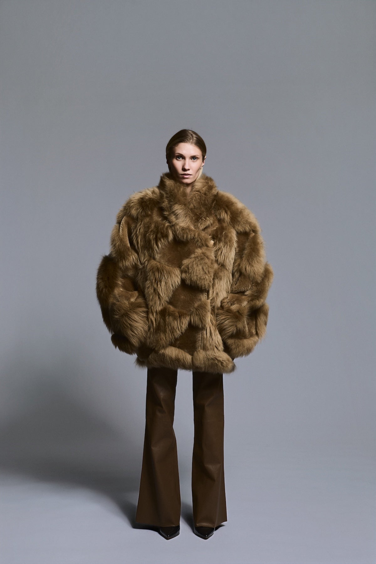 Iceland Jacket Limited Light Camel - modellbilde shearlingside