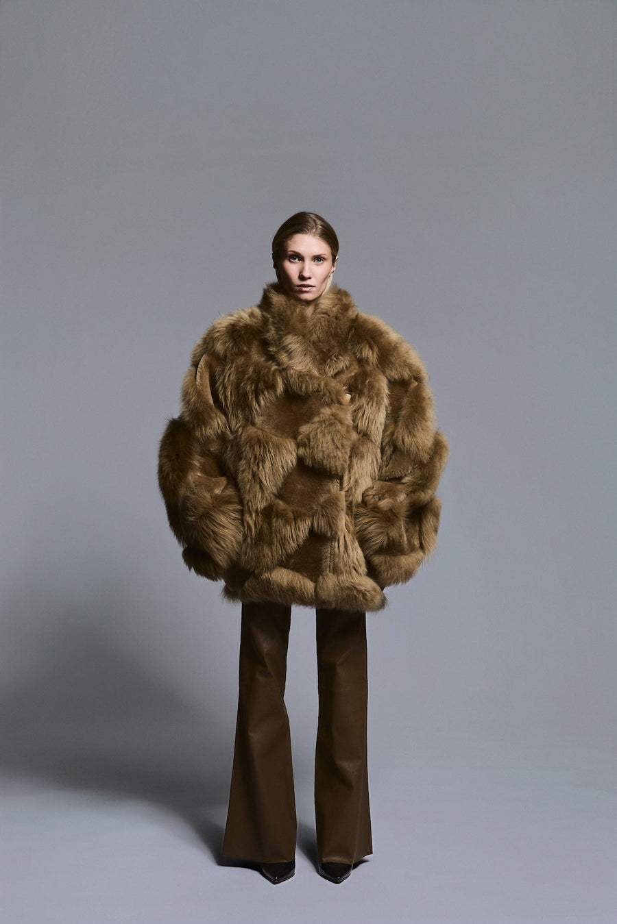 Iceland Jacket Limited Light Camel - modellbilde shearlingside