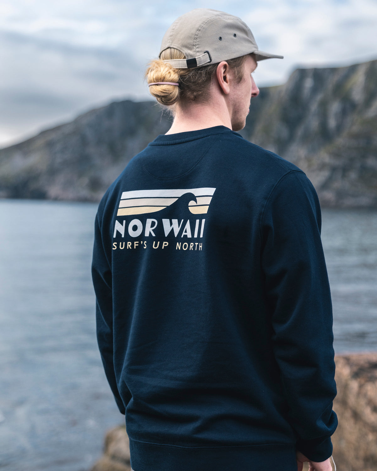 Surf's Up North Sweater Dyp Blå fra Norwaii - rygg