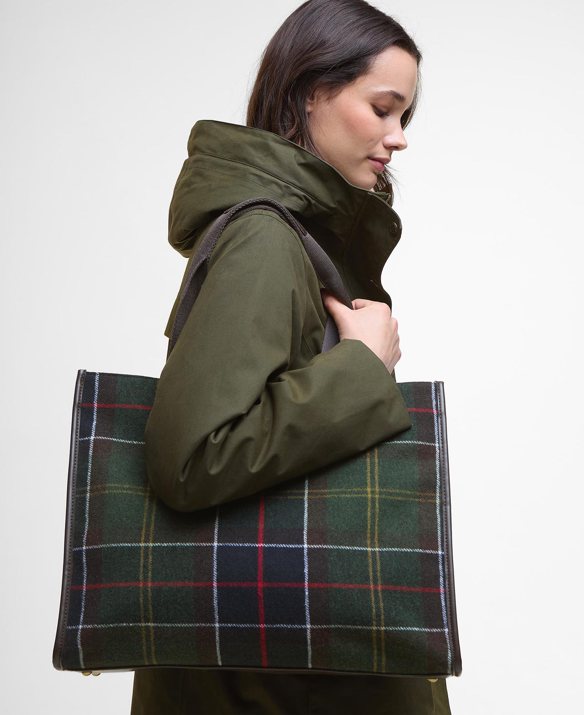 Modell med Turnberry tote bag på skulderen