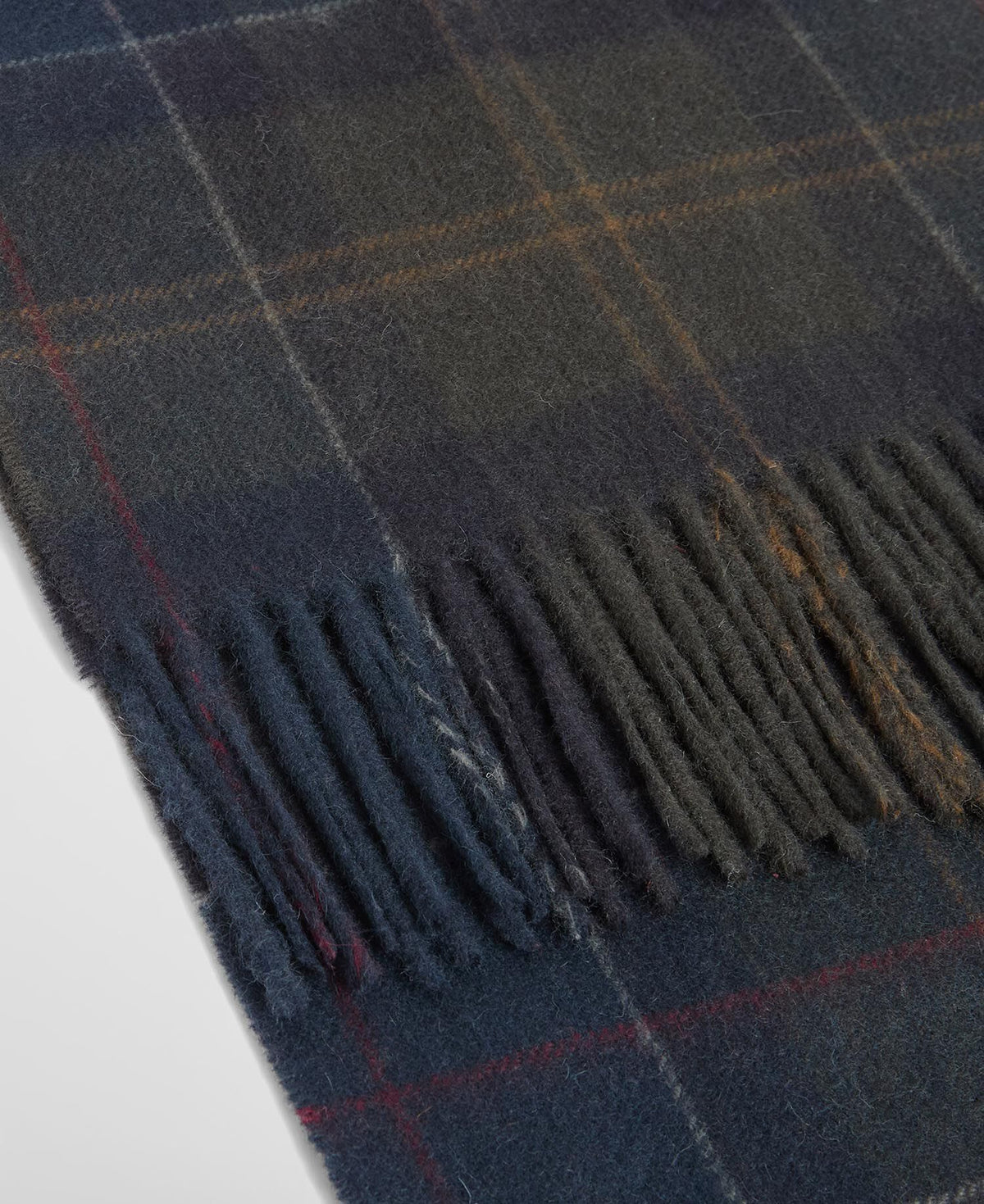 Barbour Tartan Scarf Shadow Classic Tartan - modellbilde