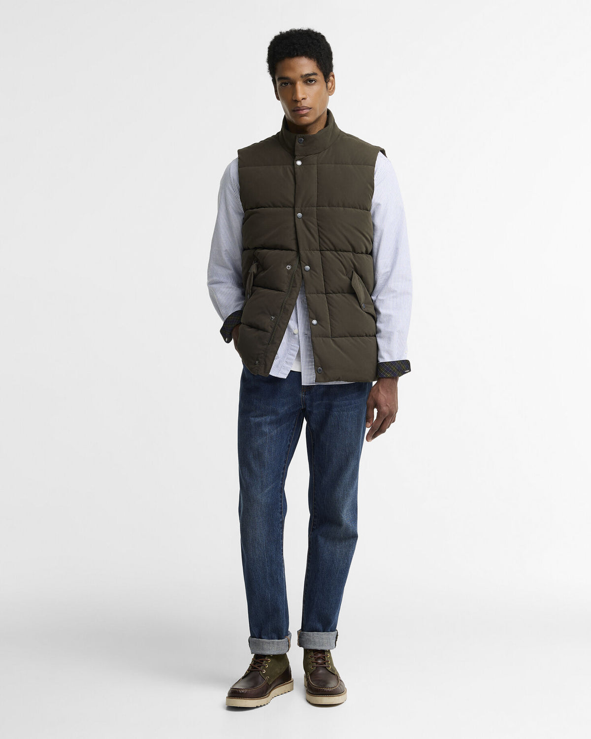Powell Gilet Dark Sage - modellbilde stil
