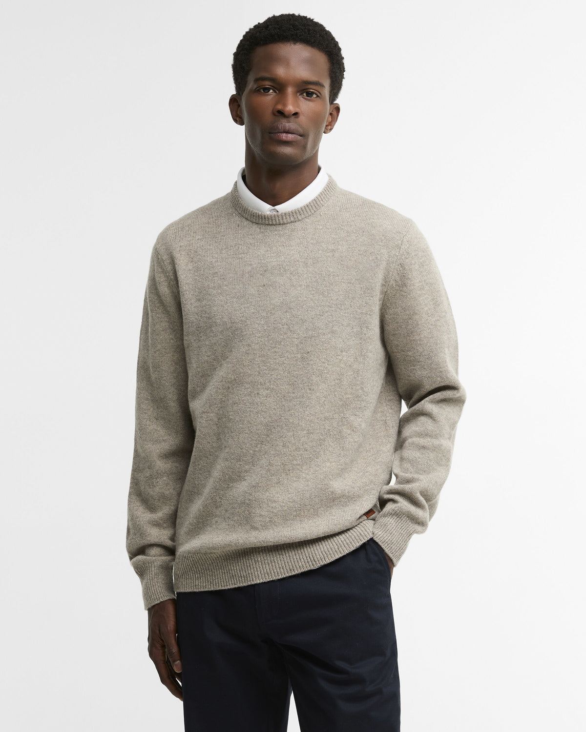 Essential Patch Crew Neck Sweater Stone - modellbilde forfra