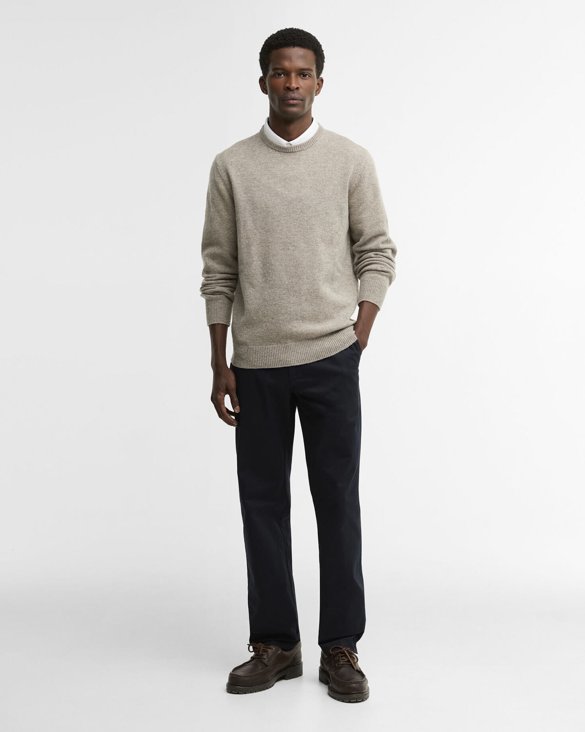 Essential Patch Crew Neck Sweater Stone - modellbilde stil