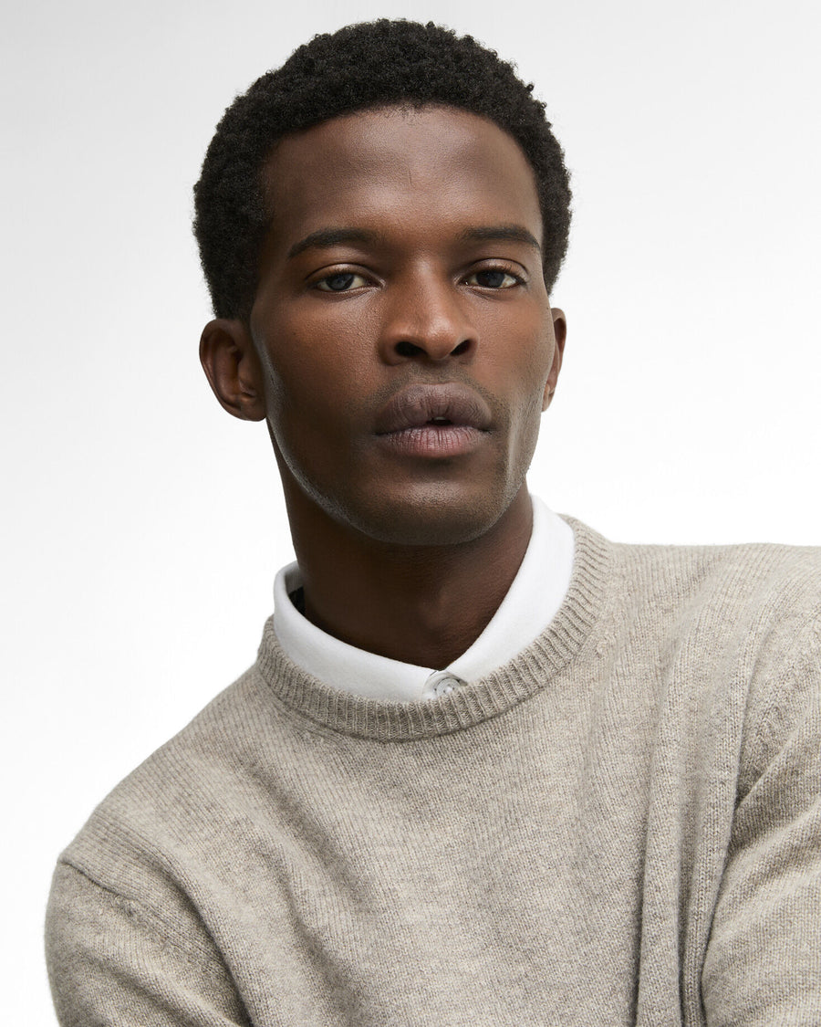 Essential Patch Crew Neck Sweater Stone - detaljbilde