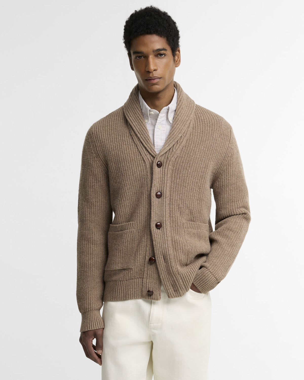 Hartland Knitted Shawl Neck Cardigan Stone - modellbilde front