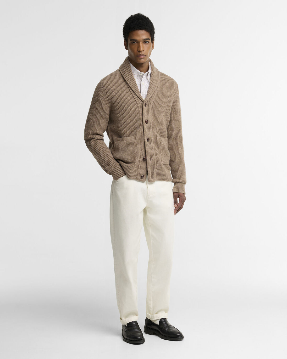Hartland Knitted Shawl Neck Cardigan Stone - modellbilde get the look