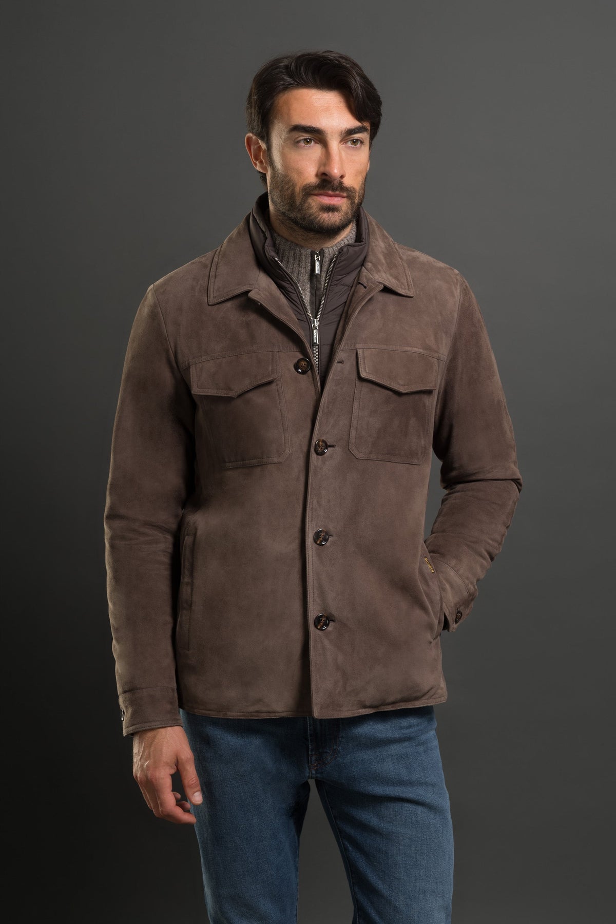Modell i overshirt i semsket skinn, forfra