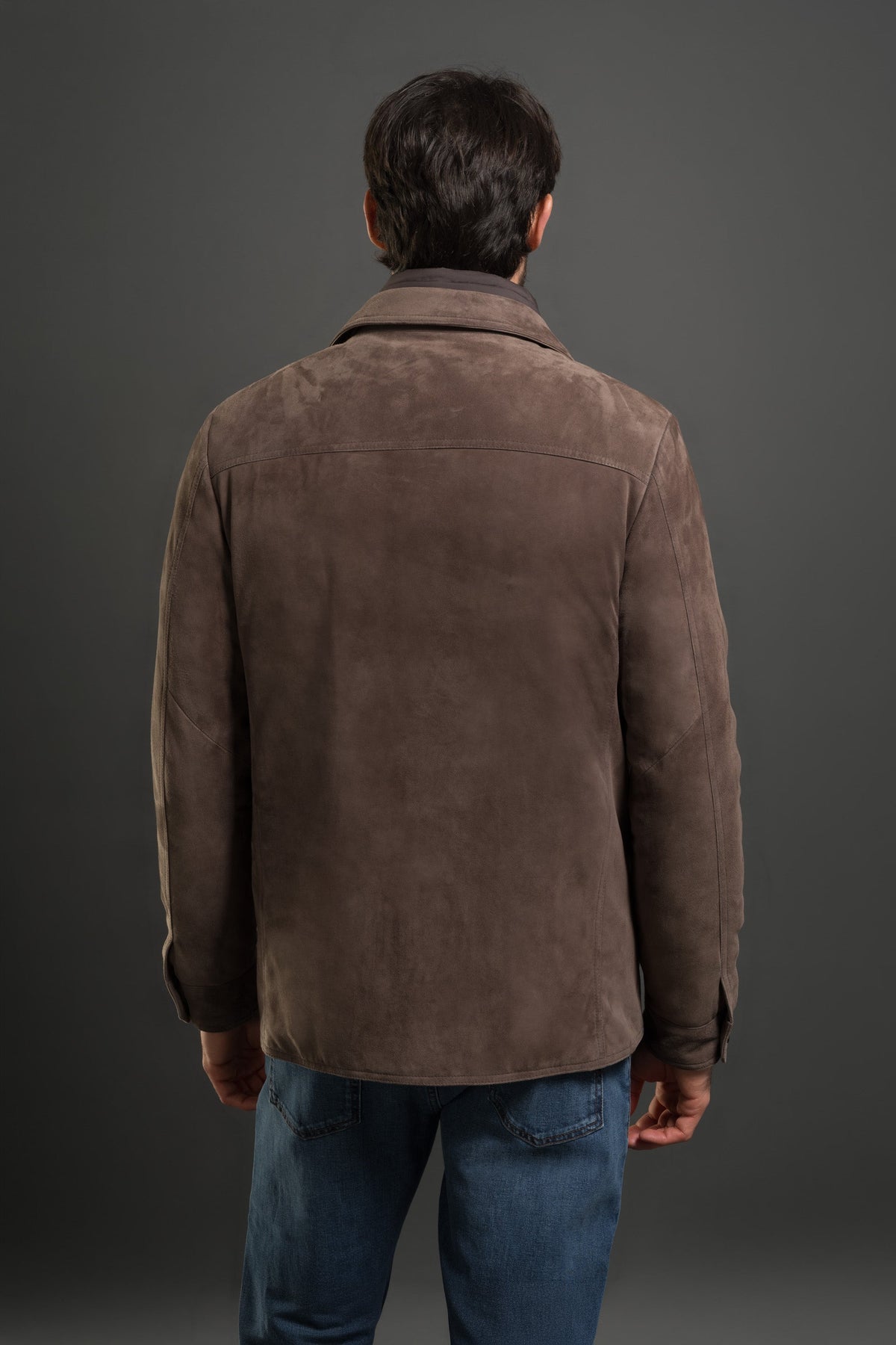 Modell i overshirt i semsket skinn, bakfra