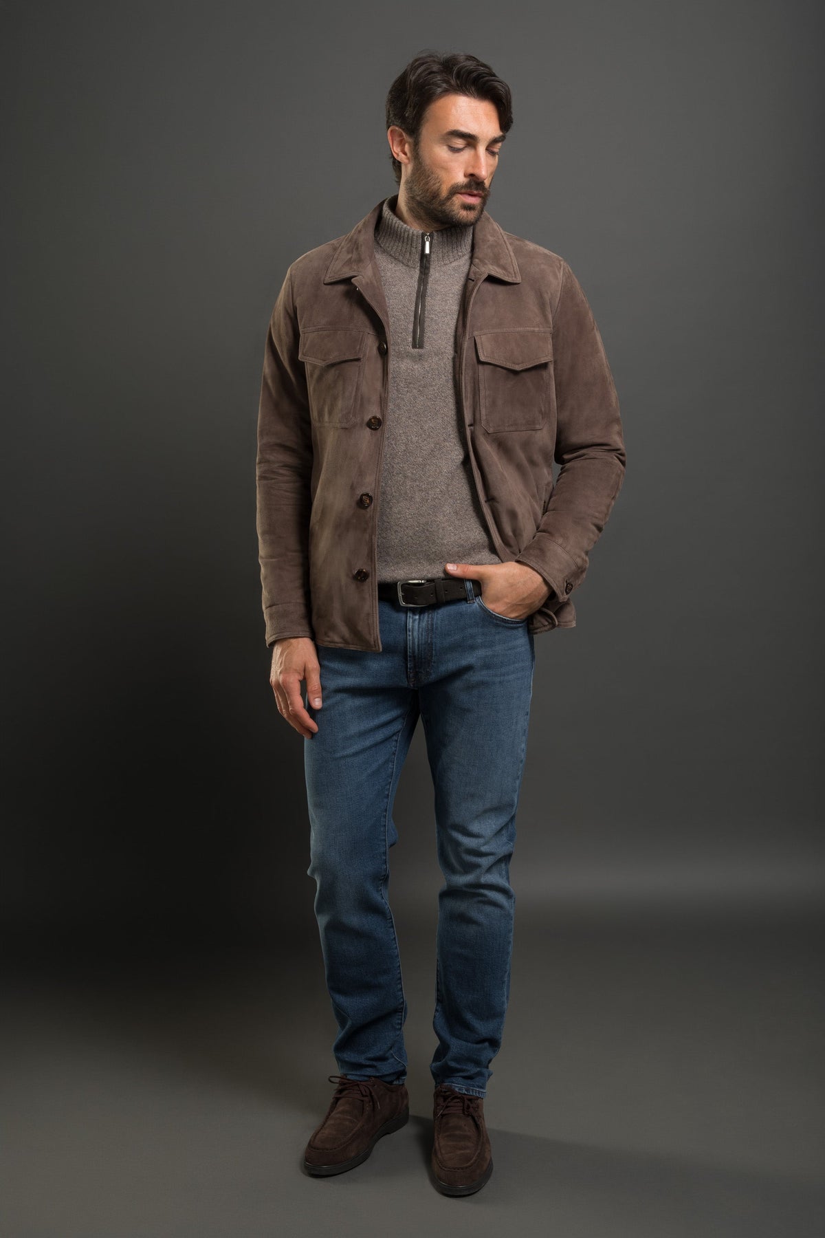 Modell i overshirt i semsket skinn, helfigur