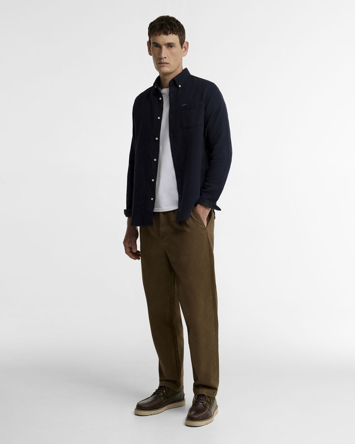 Buckley Tailored Herringbone Shirt Navy - modellbilde stil