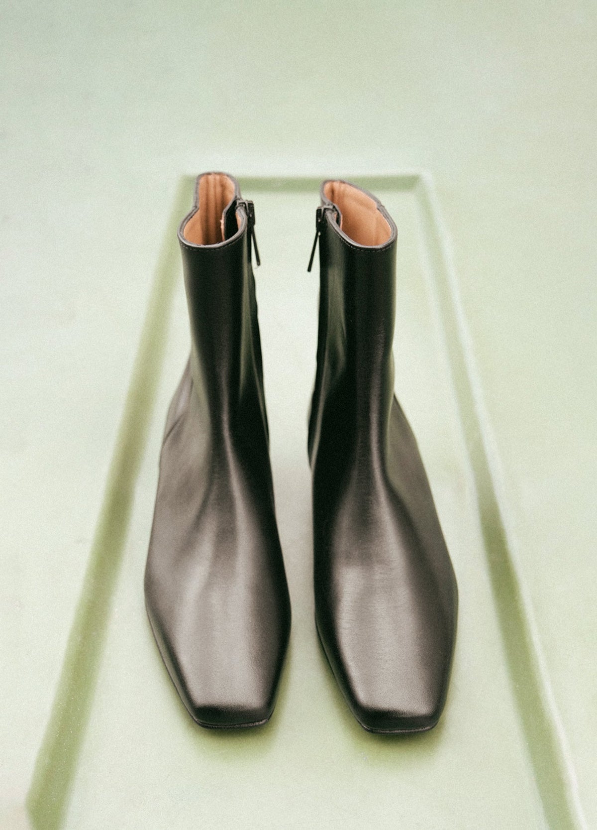 Rami Leather Black - stylet bilde