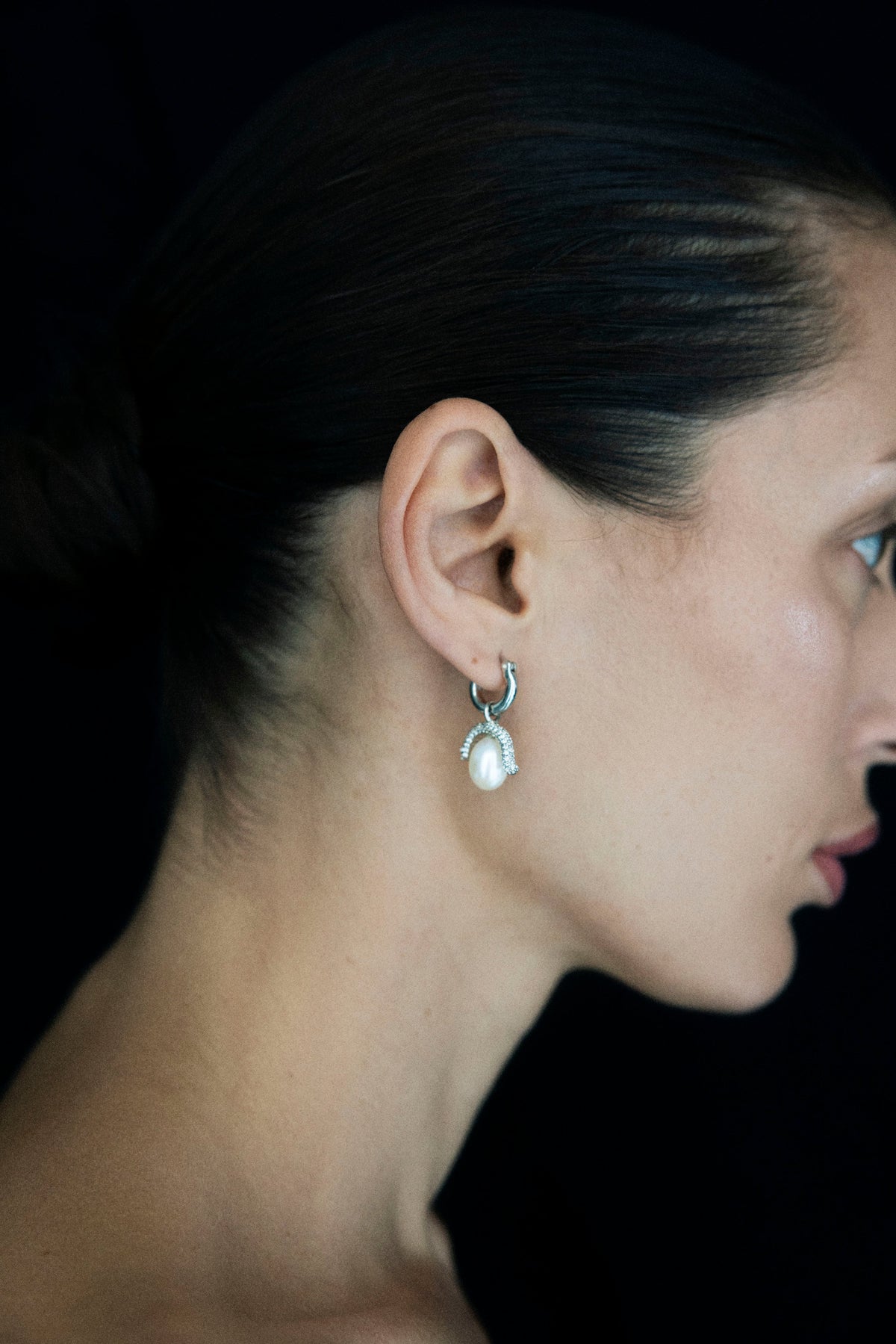 Baby Paris Earrings Gold på modell
