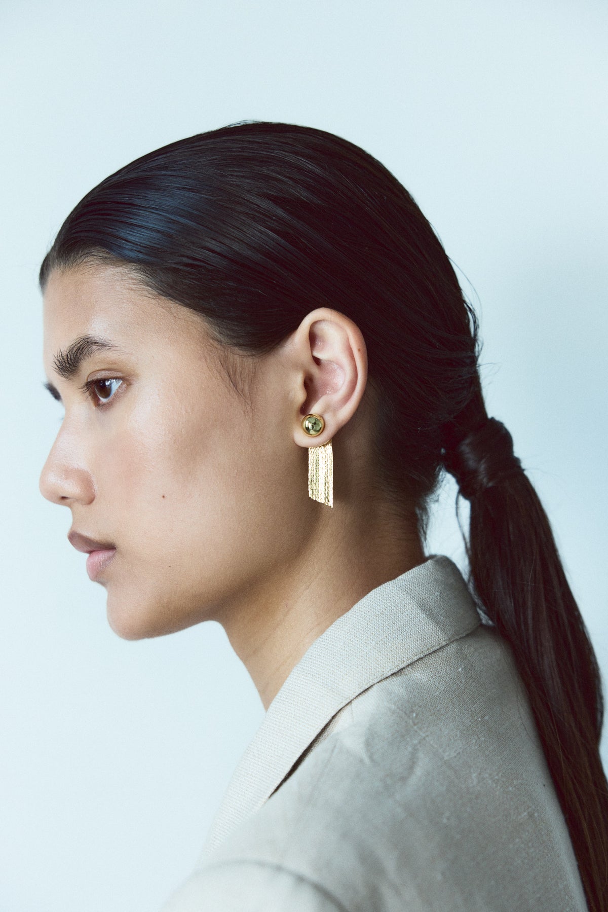 Tiny Medusa Studs Silver på modell