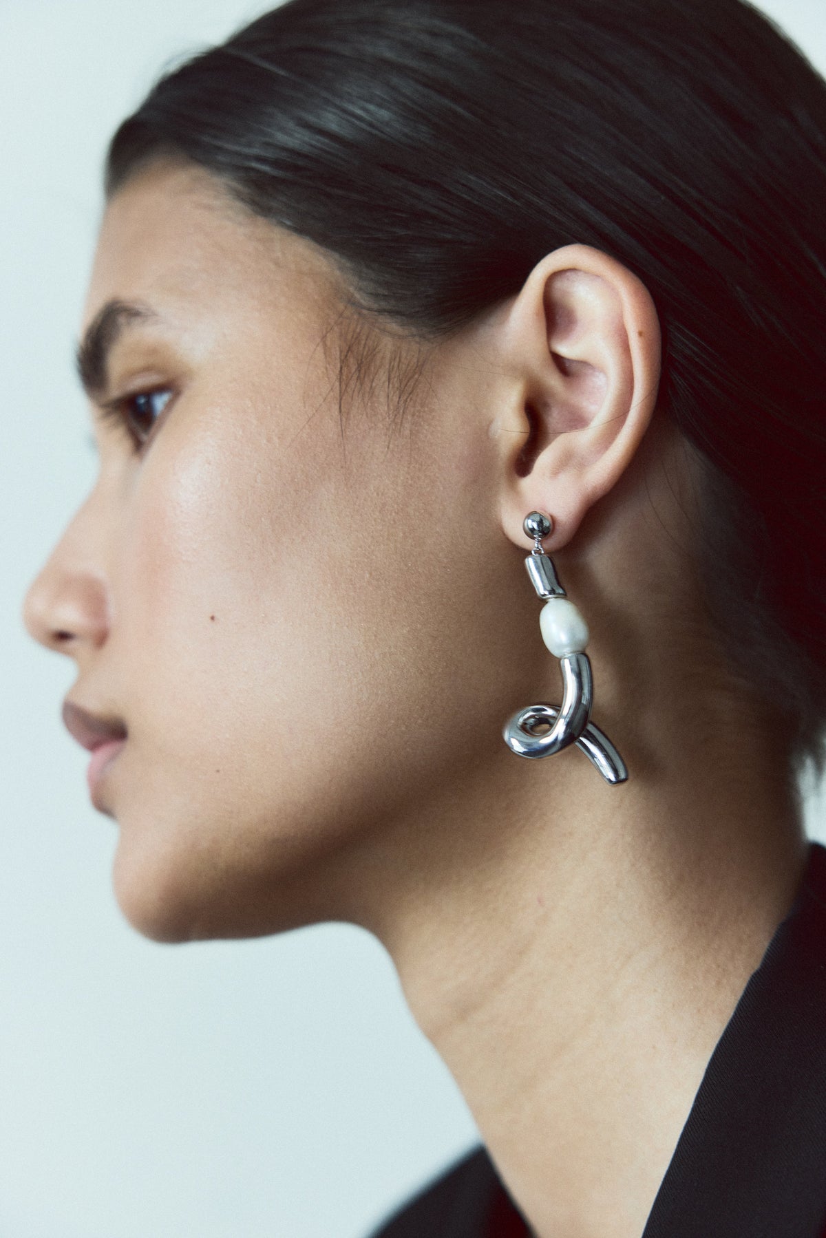 Belle Earrings Gold på modell