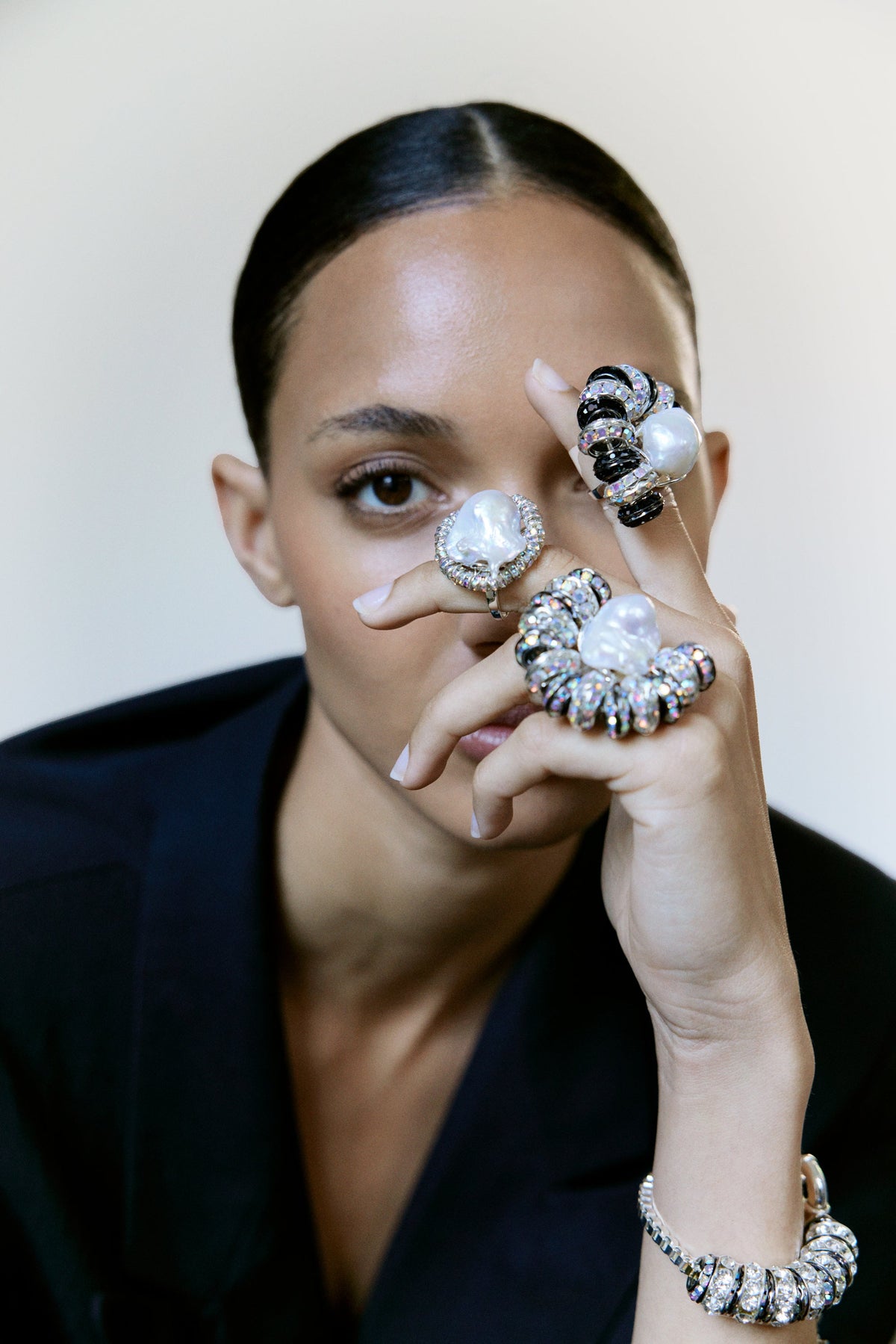 Scallop Ring Smoky Quartz på modell