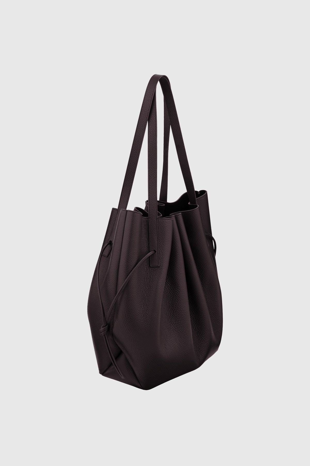 Scallop Tote Cassis Pebble Grained Leather - packshot vinklet