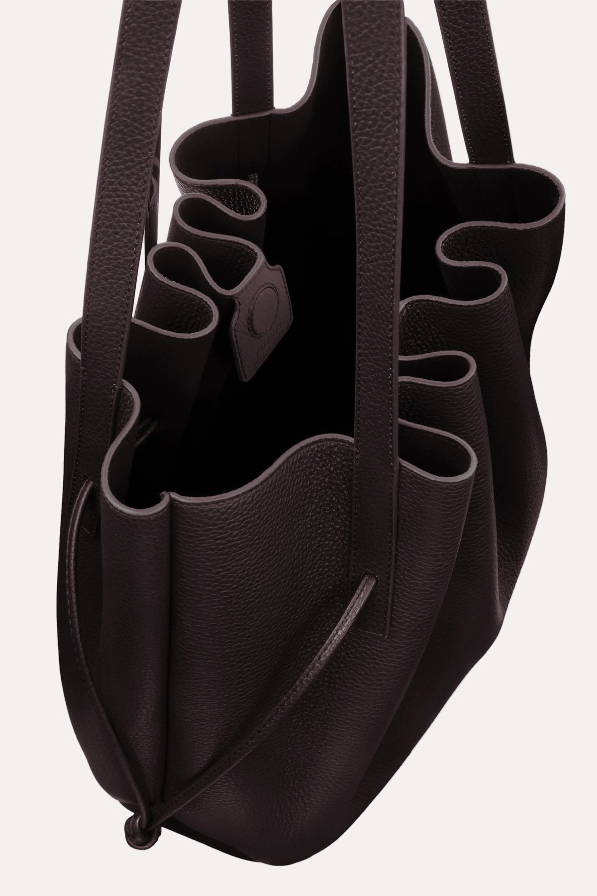 Scallop Tote Cassis Pebble Grained Leather - packshot ovenfra