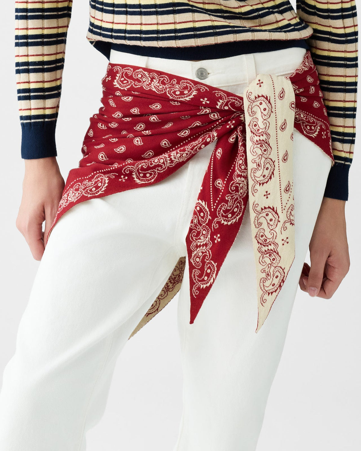 The Wild Rag Cotton Silk Blend Carmine/Butter – modellbilde