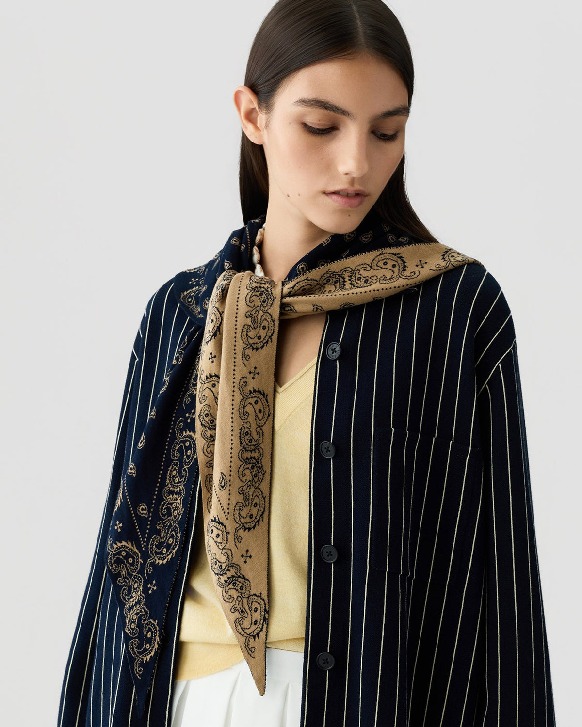The Wild Rag Cotton Silk Blend Navy/Camel – modellbilde