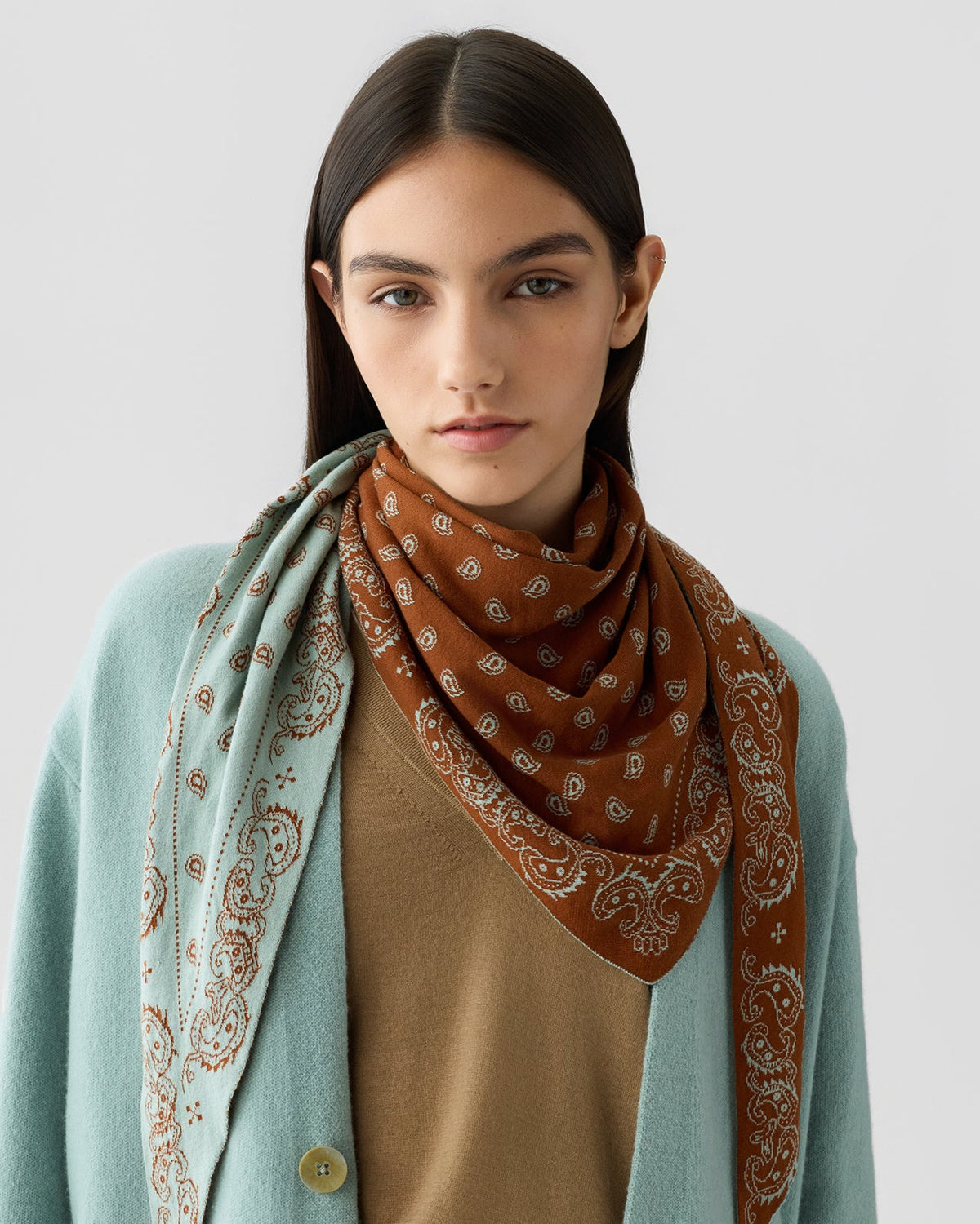 The Wild Rag Cotton Silk Blend Sage Brush/Burnt Sienna – modellbilde