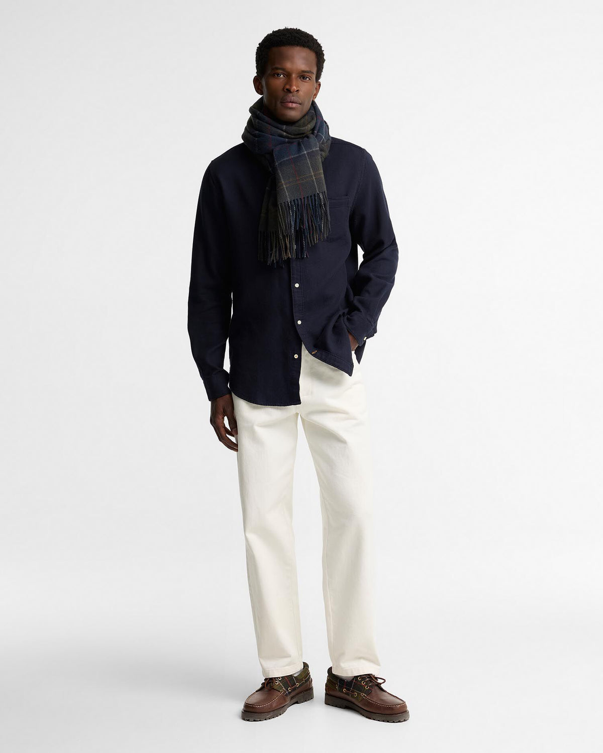 Braden Tartan Scarf Shadow Classic Tartan - modellbilde