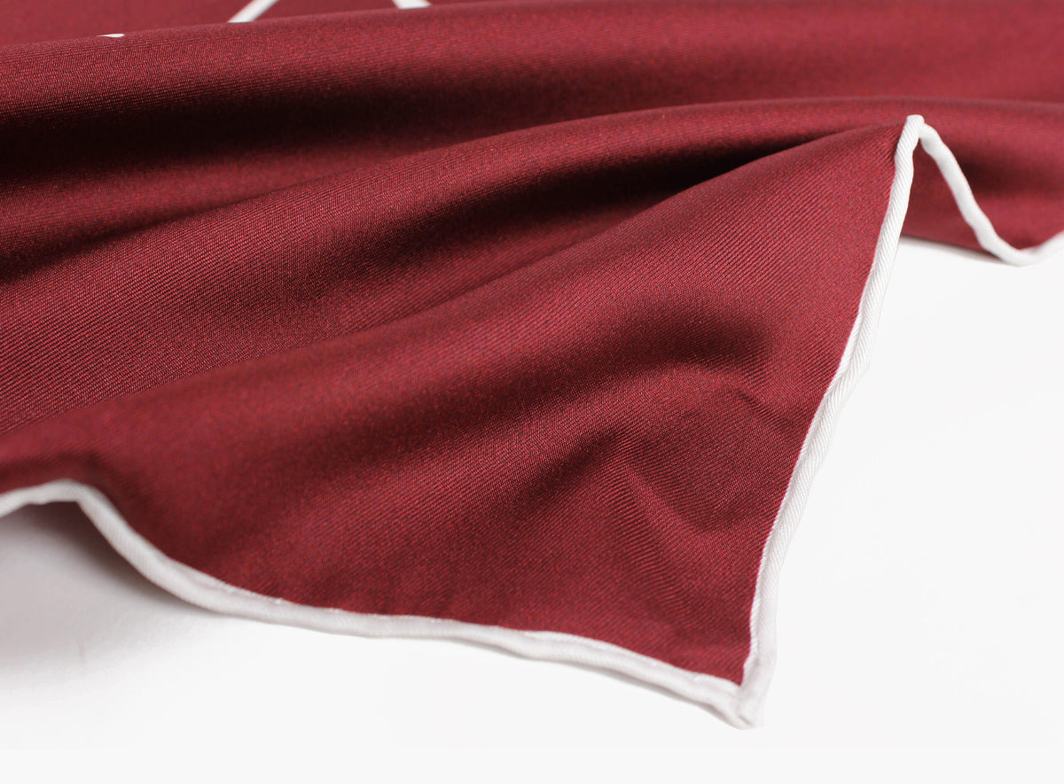 Embla Emblem Silk Scarf Burgund Nohr Studio nærbilde stoff