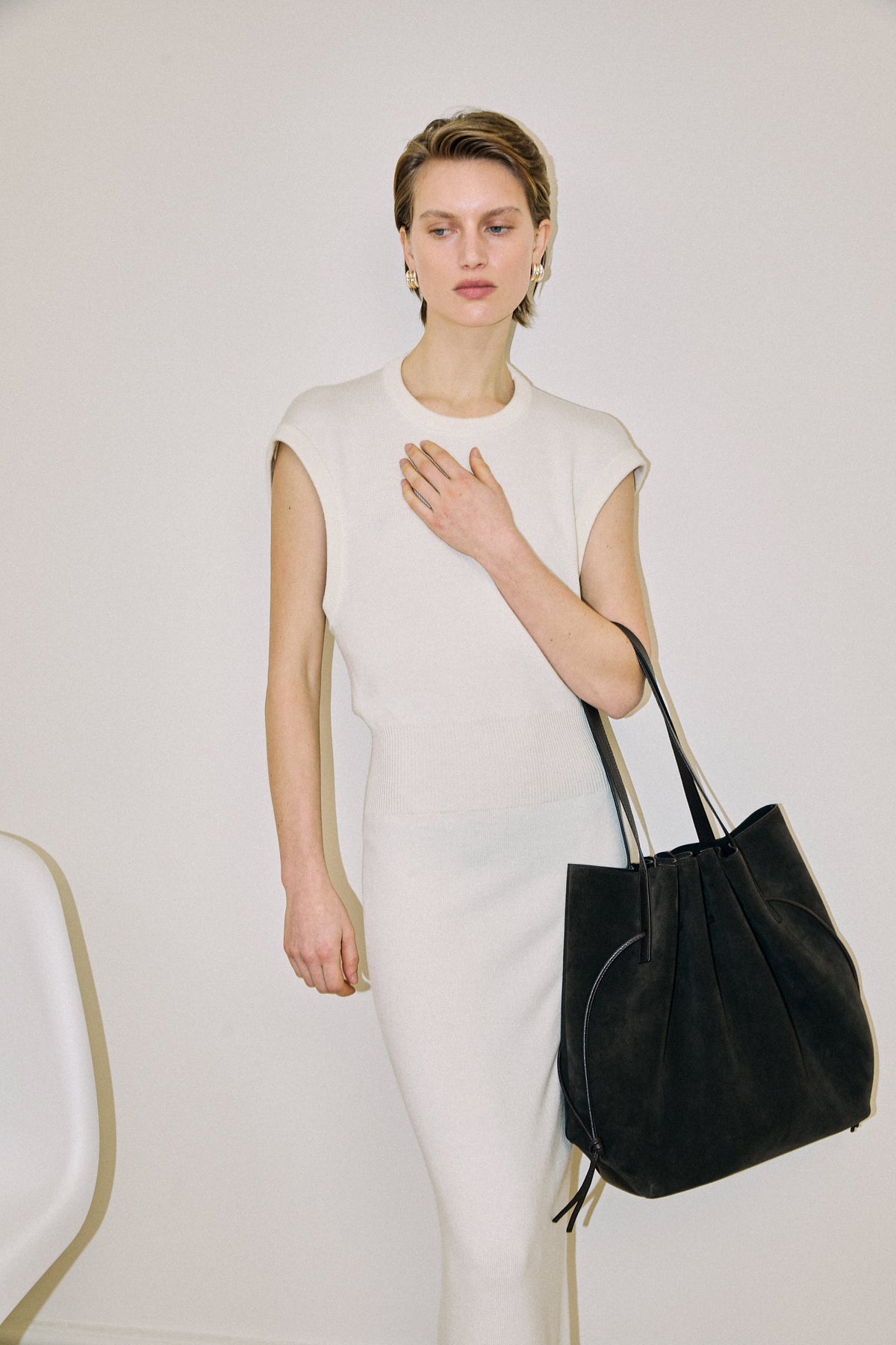 Scallop Tote Ganache Suede model