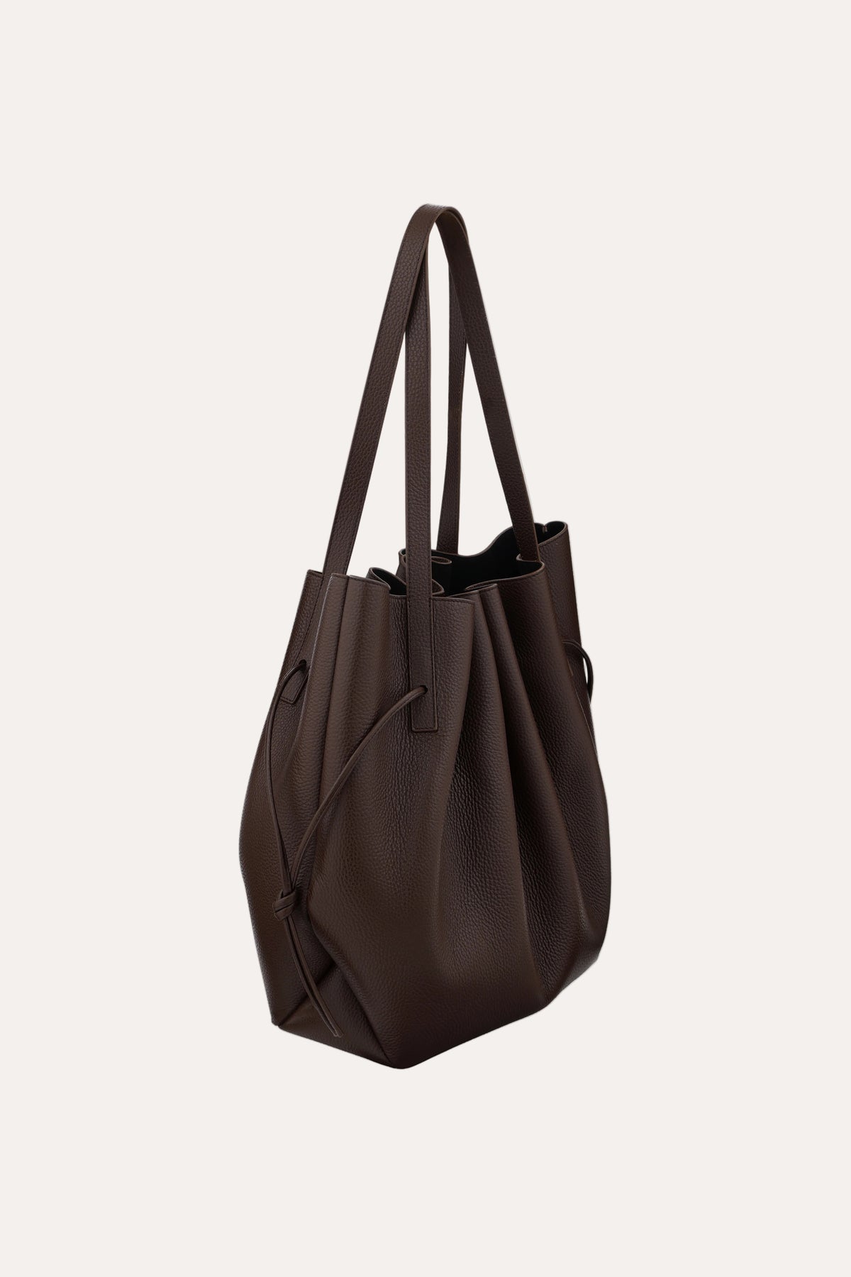 Scallop Tote Espresso Pebble Grain Leather - packshot vinkel