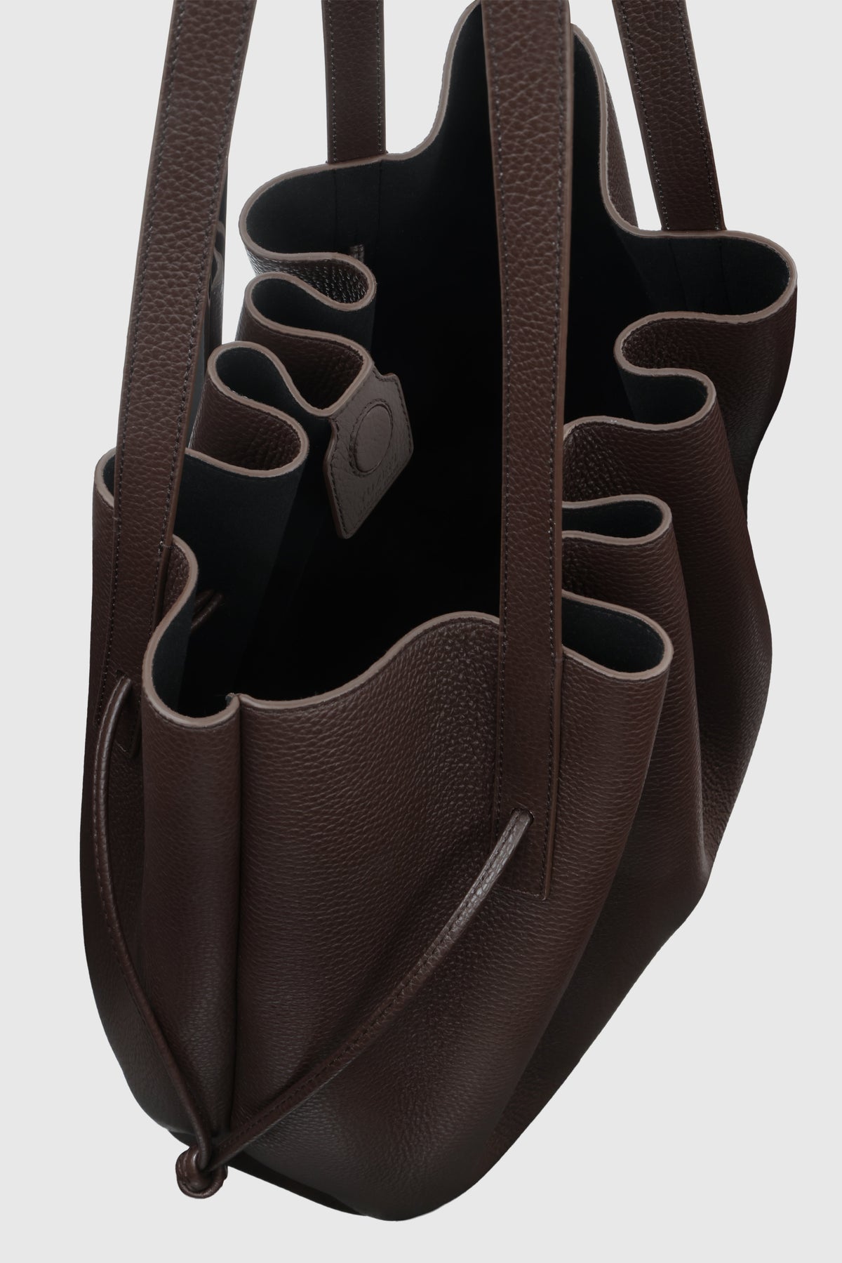 Scallop Tote Espresso Pebble Grain Leather - detaljbilde