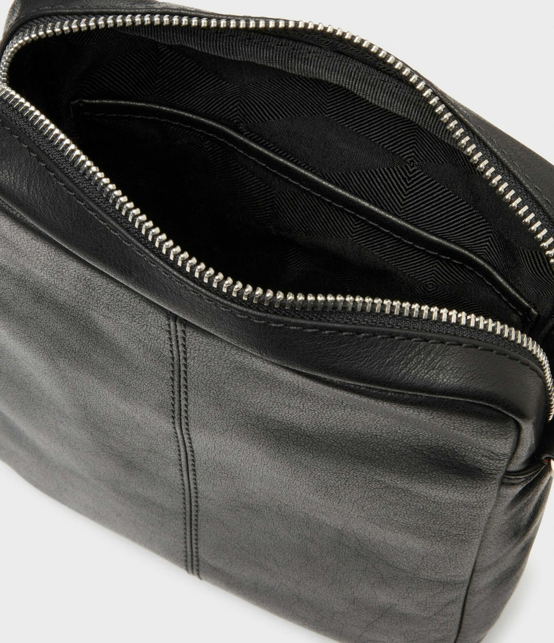 Valle Black Messenger Bag
