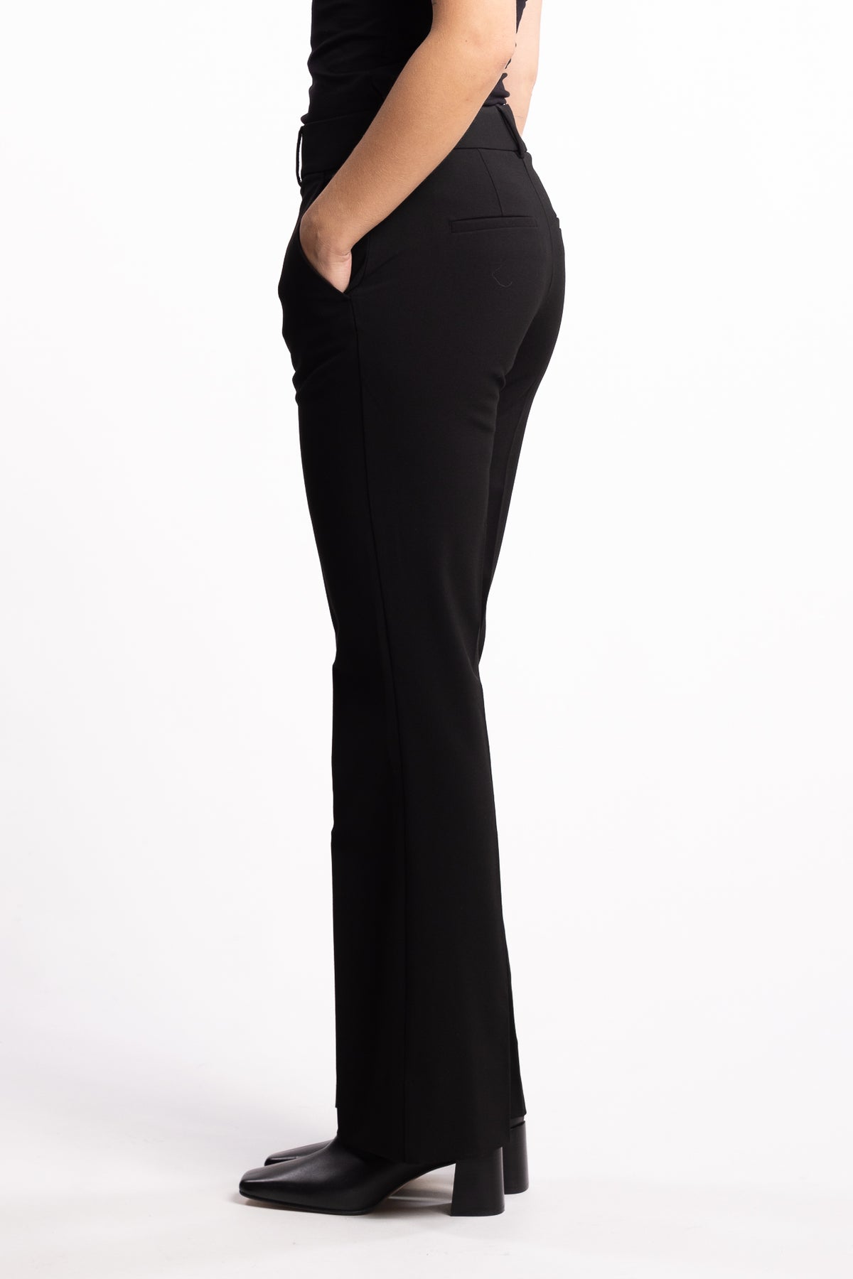 ClaraFV Regular - Black