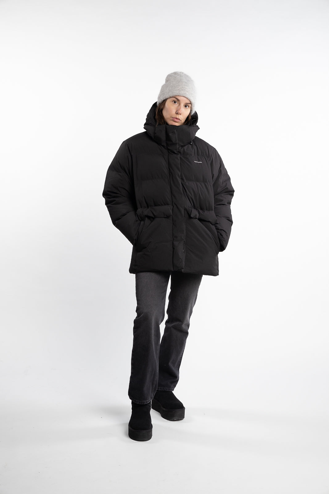 Besseggen Down Jacket- Black