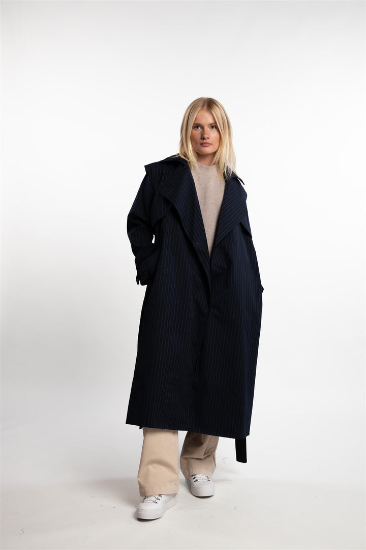 Regndråpe Trench Coat- Navy Pinstripe