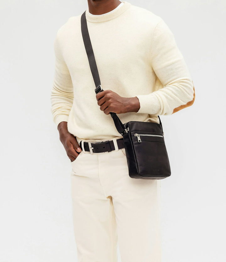 Valle Black Messenger Bag