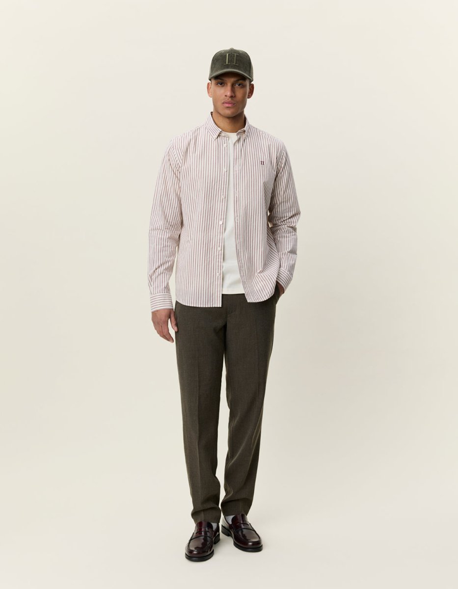 Light Oxford Striped Shirt Chocolate Truffle Red – Les Deux packshot