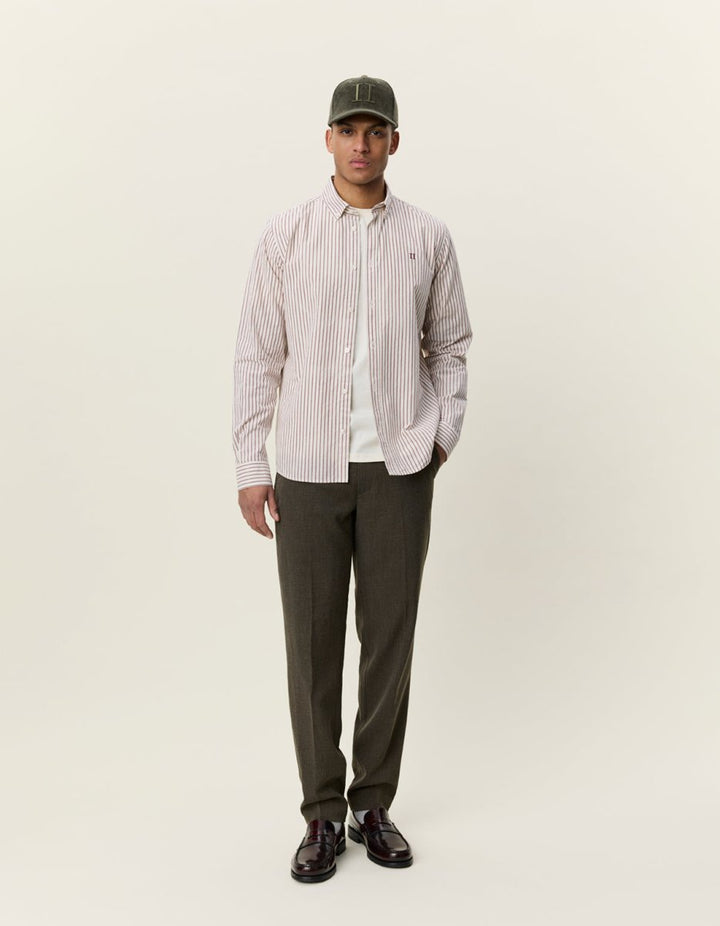 Light Oxford Striped Shirt Chocolate Truffle Red – Les Deux packshot
