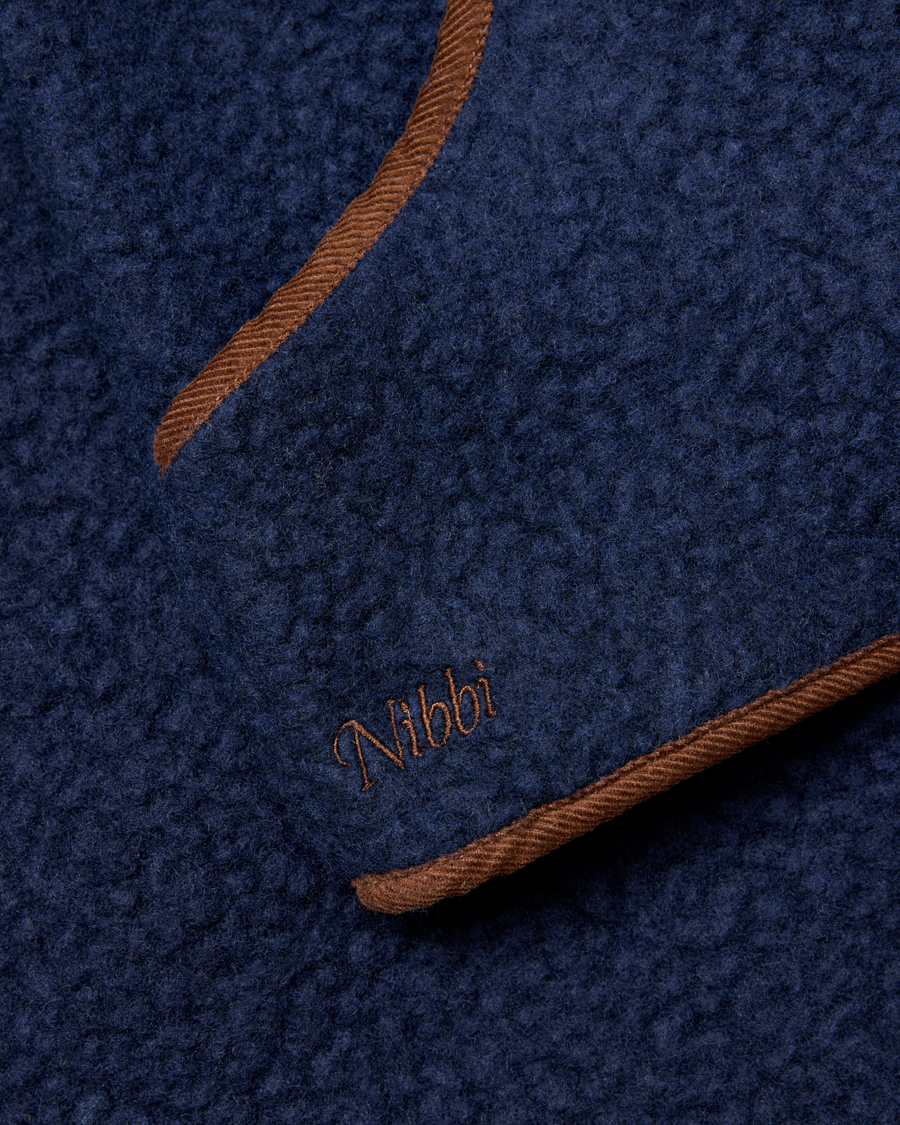 Wool Fleece Sweater Navy - detalj logo